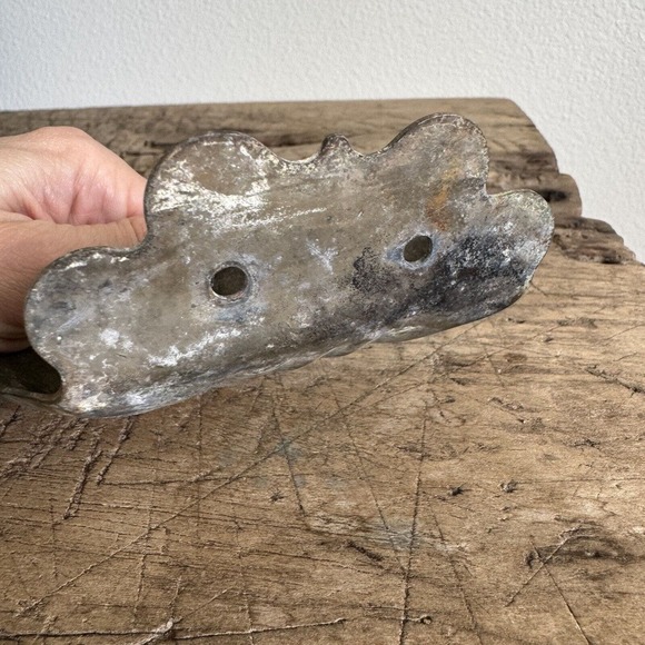 Vintage Metal Soap Dish Wall Mount Scalloped Feminine Patina Rustic Salvage - Picture 4 of 11